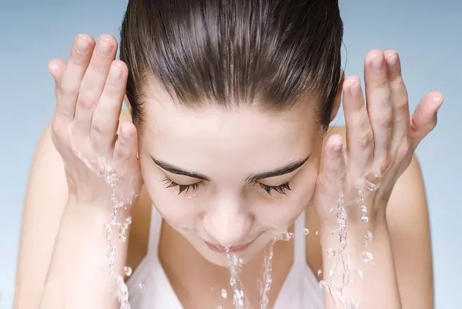 连敏感肌肤都能用的天然美容水，我第一个推荐它 - 还原水