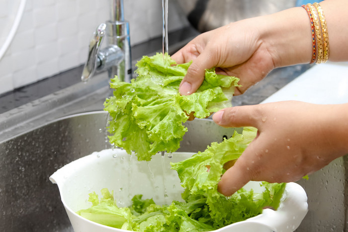 食用水果蔬菜前用强还原水清洗